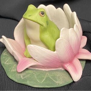 Woodland Surprises Frog Sitting in a Pink Lotus Flower Figurine 1984